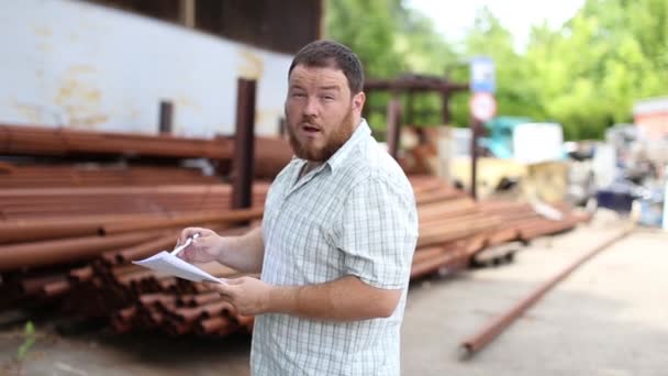 Master geeft een indicatie van de fabriek — Stockvideo