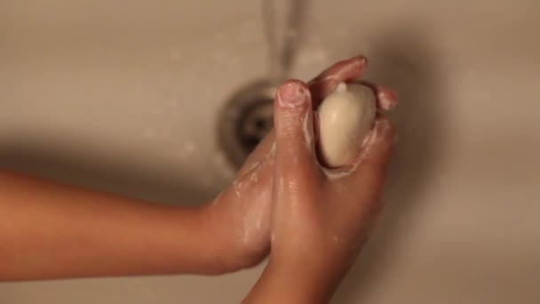 Mains d'enfant avec mousse de savon — Video