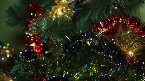 Guirlande de Noël sur l'arbre clignotant le jour de la fête — Video