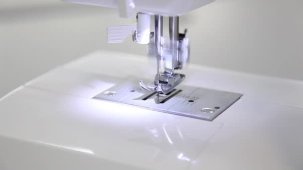 Máquina de coser blanco — Vídeo de stock