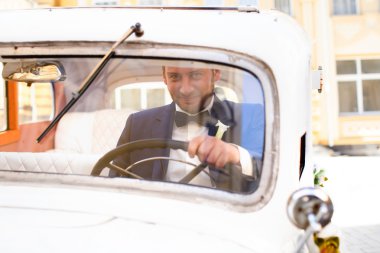 Mavi elbiseli tıraşsız damat