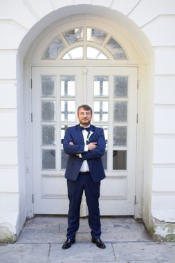 Mavi elbiseli tıraşsız damat