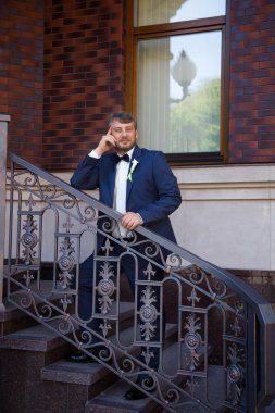 Mavi elbiseli tıraşsız damat