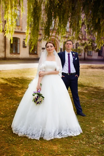 Noiva feliz e noivo na caminhada do casamento — Fotografia de Stock