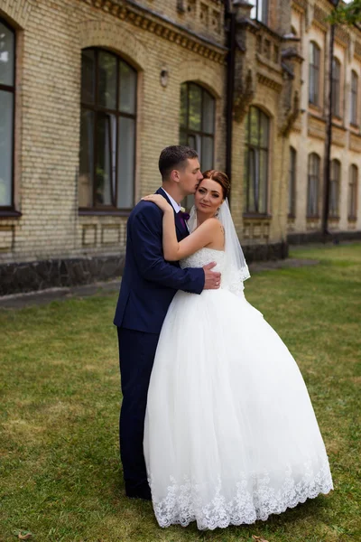 Glad brud och brudgum på bröllopspromenaden — Stockfoto