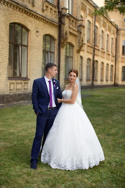 Glad brud och brudgum på bröllopspromenaden — Stockfoto