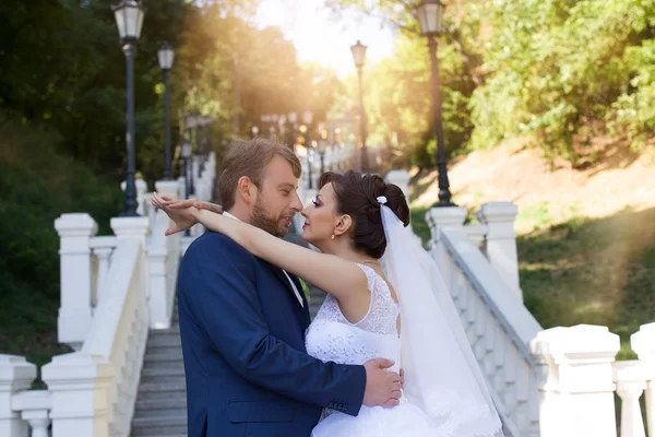 Brilho de camisa branca beijando a mão da noiva. Foto muito gentil — Fotografia de Stock