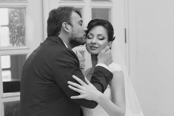 Brilho de camisa branca beijando a mão da noiva. Foto muito gentil — Fotografia de Stock