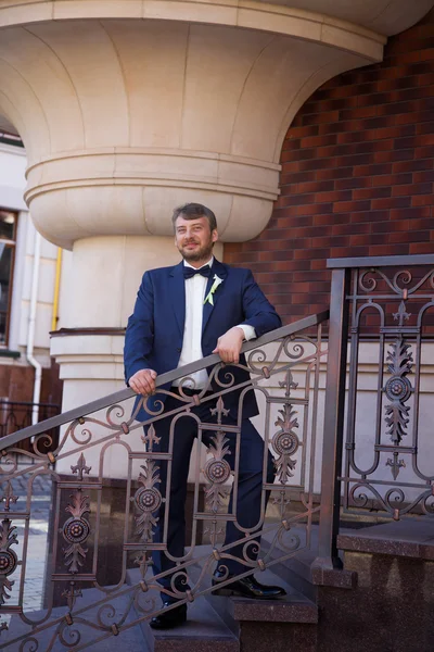 Unshaven groom in a blue suit — Stock Photo, Image