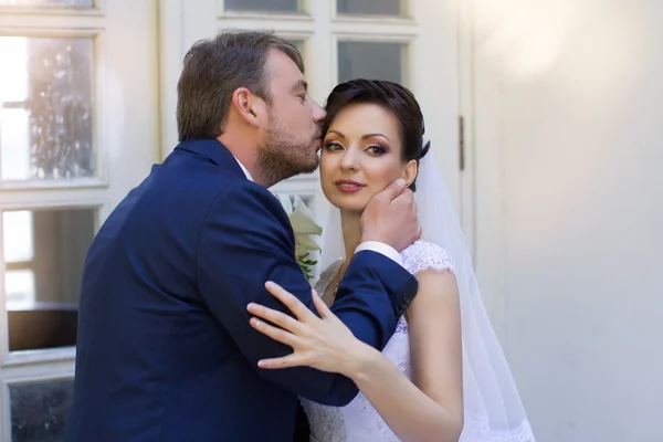 Bräutigam im weißen Hemd küsst Braut Hand. sehr sanftes Foto — Stockfoto