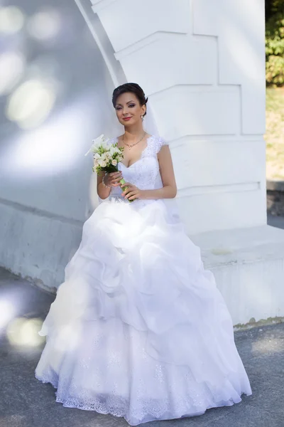 Sposa bruna in un bellissimo vestito bianco — Foto Stock