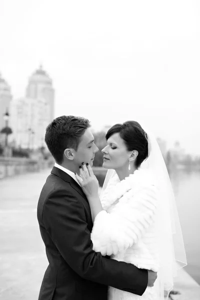 Zachte omhelzing bruid en bruidegom — Stockfoto