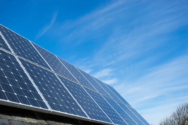 Panneau solaire sur le toit de la maison, énergie verte — Photo