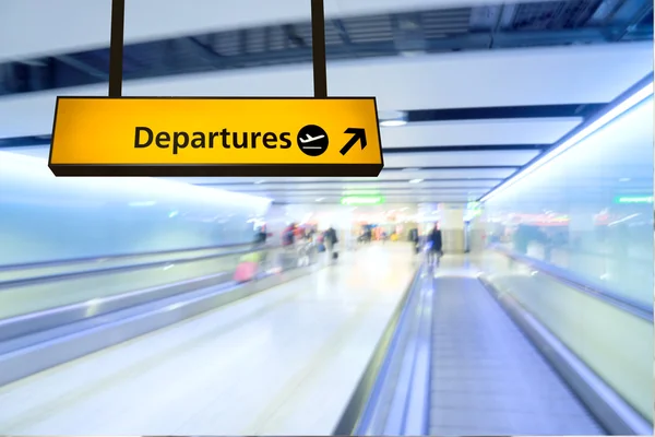Flyg, ankomst och avresa styrelsen på flygplatsen — Stockfoto