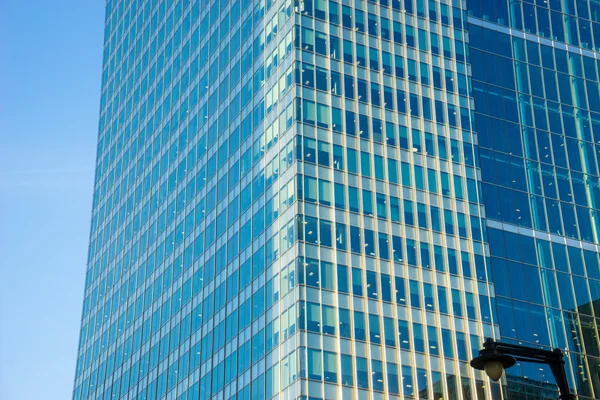 Kantoorgebouw en reflectie in Londen, Engeland, achtergrond — Stockfoto