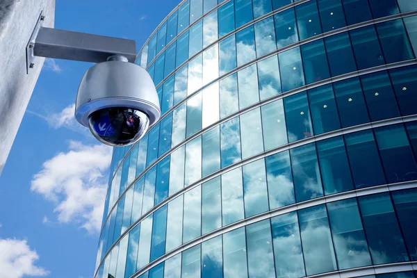 Câmera CCTV de segurança no prédio de escritórios — Fotografia de Stock