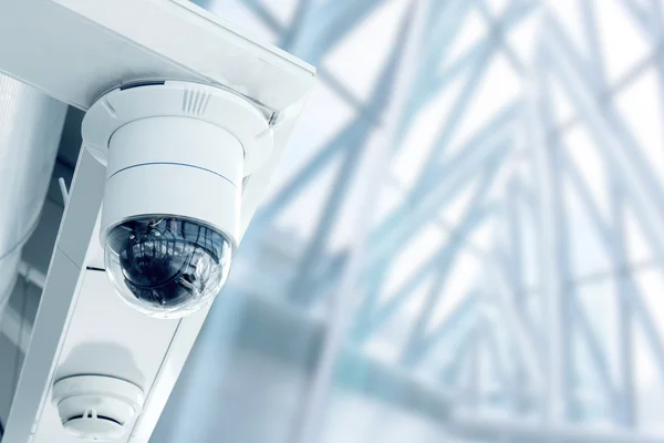 Seguridad, cámara CCTV en el edificio de oficinas — Foto de Stock