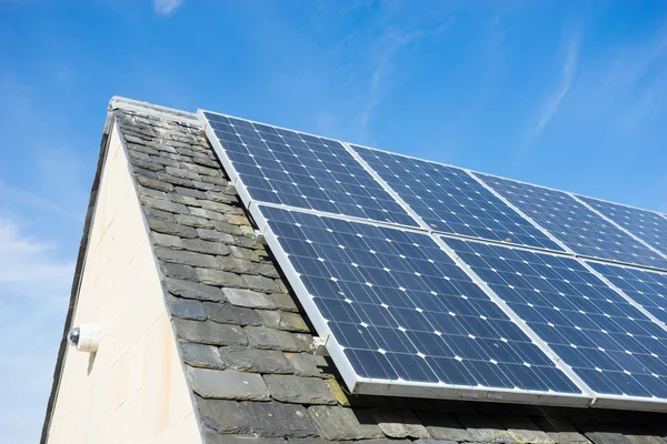 집의 지붕, 녹색 에너지에 태양 전지 패널 — 스톡 사진