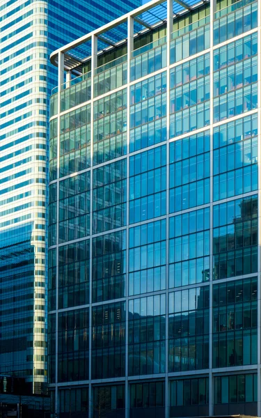 Kantoorgebouw en reflectie in Londen, Engeland, achtergrond — Stockfoto