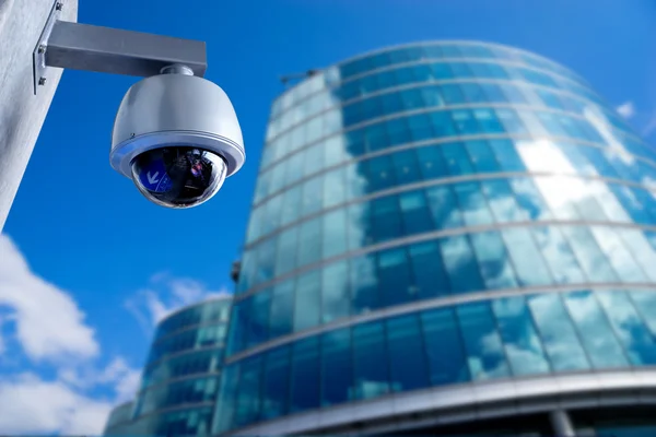Cámara de seguridad CCTV en edificio de oficinas —  Fotos de Stock