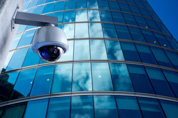 Cámara de seguridad CCTV en edificio de oficinas — Foto de Stock