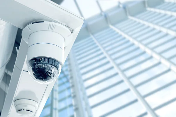Sécurité, caméra de surveillance dans l'immeuble de bureaux — Photo