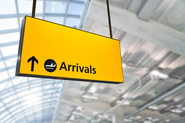 Flyg, ankomst och avresa styrelsen på flygplatsen, — Stockfoto