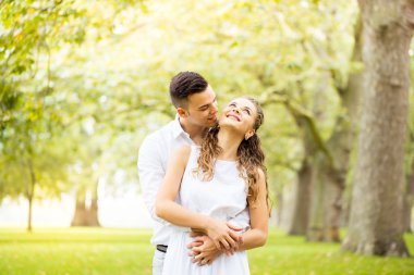 Genç çift yürüme, Hyde Park, Londra: gün batımı renk tonu seçeneðini belirleyin