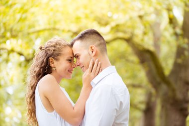 Genç çift yürüme, Hyde Park, Londra: gün batımı renk tonu seçeneðini belirleyin