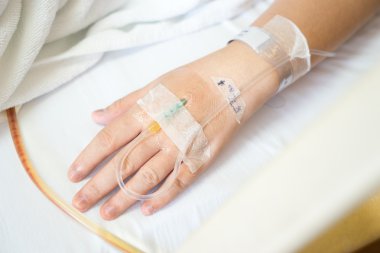 Asyalı kadın hastanın serum fizyolojik intraven ile hastaneye yakın çekim