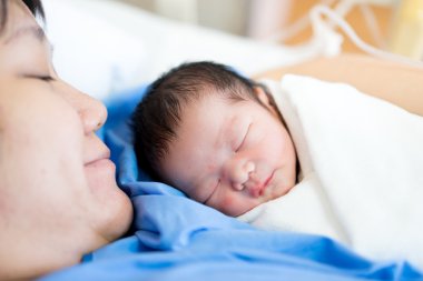 Hastanede yeni doğan bebek ile Asya anne