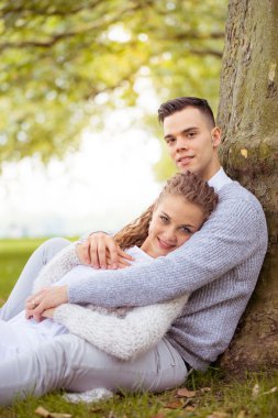 Genç çift yürüme, Hyde Park, Londra: gün batımı renk tonu seçeneðini belirleyin