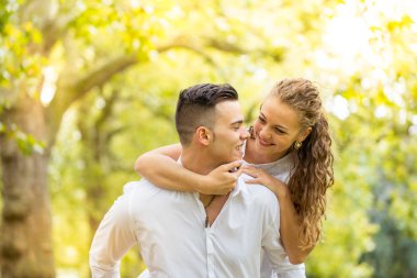 Genç çift yürüme, Hyde Park, Londra: gün batımı renk tonu seçeneðini belirleyin