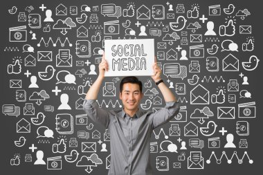 Genç işadamı mevcut sosyal medya iletişim kavramı