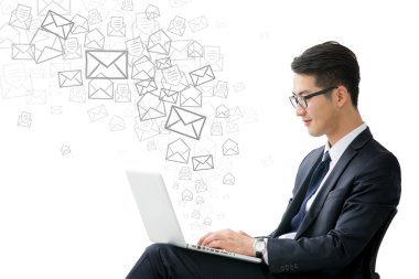 Genç Asyalı işadamı tablet, sosyal meida kullanma