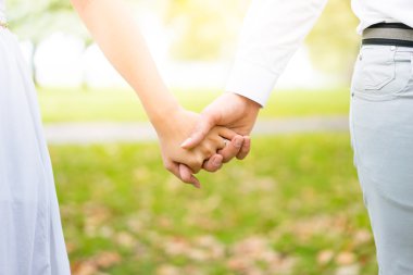 Genç çift yürüme, Hyde Park, Londra: gün batımı renk tonu seçeneðini belirleyin