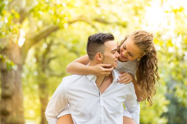 Genç çift yürüme, Hyde Park, Londra: gün batımı renk tonu seçeneðini belirleyin