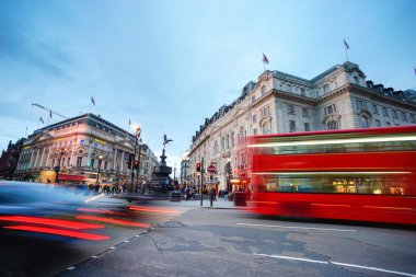 Londra - 24 Şubat: En ünlü turizm, Piccadilly Circus, Londra'da biri. Büyük reklam ekranın Londra önemli bir cazibe haline gelmiştir.