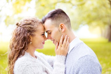 Genç çift yürüme, Hyde Park, Londra: gün batımı renk tonu seçeneðini belirleyin