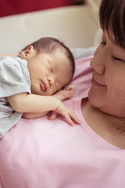 Asian Mother Holds Her Newborn Baby — Stock Photo, Image