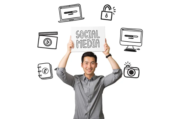Κοινωνικών μέσων μαζικής ενημέρωσης αντίληψη από ασιατικές επιχειρηματίας — Φωτογραφία Αρχείου