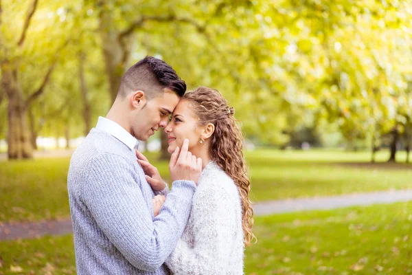 Genç çift yürüme, Hyde Park, Londra: gün batımı renk tonu seçeneðini belirleyin