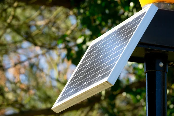 Luz de tráfego do painel de células solares — Fotografia de Stock