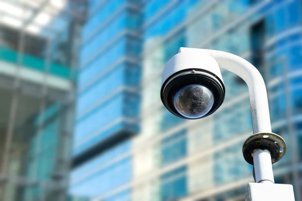 Veiligheid, Cctv camera in het kantoorgebouw — Stockfoto