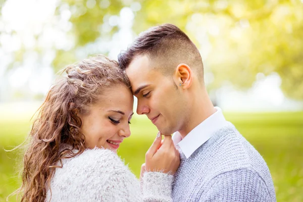 Genç çift yürüme, Hyde Park, Londra: gün batımı renk tonu seçeneðini belirleyin