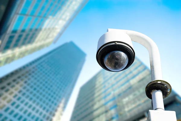 Veiligheid, Cctv camera in het kantoorgebouw — Stockfoto