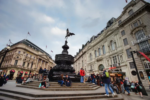 Londra - 24 Şubat: En ünlü turizm, Piccadilly Circus, Londra'da biri. Büyük reklam ekranın Londra önemli bir cazibe haline gelmiştir.