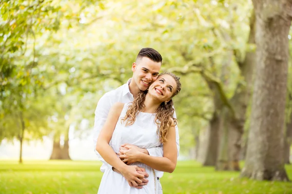 Genç çift yürüme, Hyde Park, Londra: gün batımı renk tonu seçeneðini belirleyin