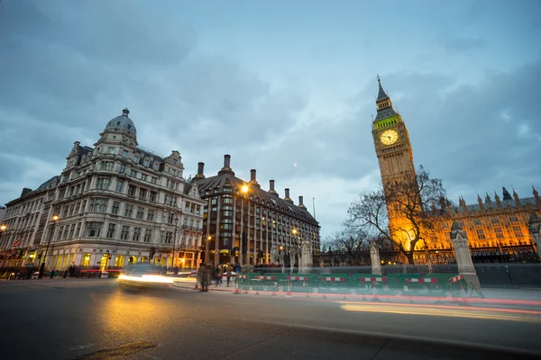 Big Ben και το άγαλμα του Σερ Ουίνστον Τσόρτσιλ, Λονδίνο, Αγγλία — Φωτογραφία Αρχείου