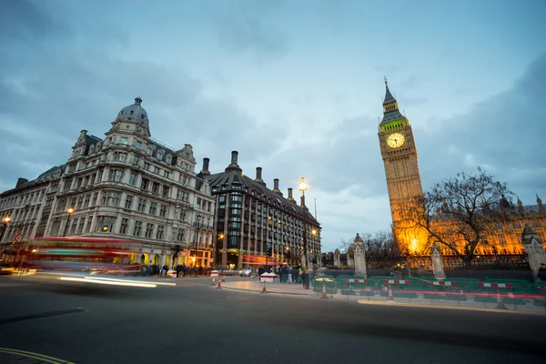 Big Ben en het standbeeld van Sir Winston Churchill, Londen, Engeland — Stockfoto